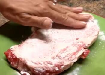 Αλείφει ένα κομμάτι κρέας με μαγειρική σόδα! Ο λόγος; Πανέξυπνος! (vid)