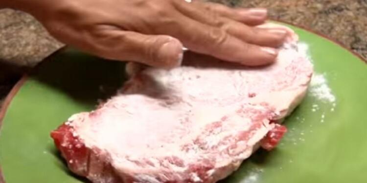 Αλείφει ένα κομμάτι κρέας με μαγειρική σόδα! Ο λόγος; Πανέξυπνος! (vid)