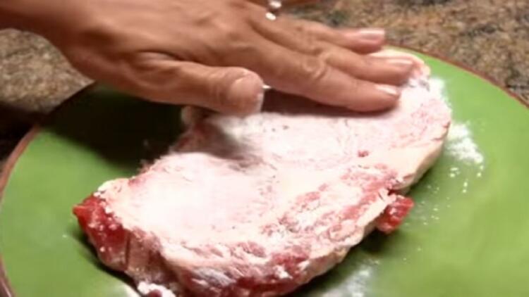 Αλείφει ένα κομμάτι κρέας με μαγειρική σόδα! Ο λόγος; Πανέξυπνος! (vid)