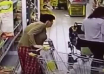 55χρονη γυναίκα κατέβασε το εσώpουχό της μέσα στο σούπερ μάρκετ – Αυτό που κατέγραψε η κάμερα θα σας σοκάρει