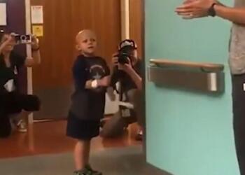 Με χειροκροτήματα βγήκε από το νοσοκομείο ο τετράχρονος Τζόσουα που νίκησε τον καρκίνο