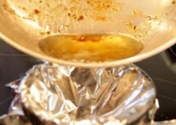 Mετά το τηγάνισμα Ρίχνει το ελαιόλαδο μέσα σε αλουμινόχαρτο !! Ο λόγος … Θα σας λύσει τα χέρια