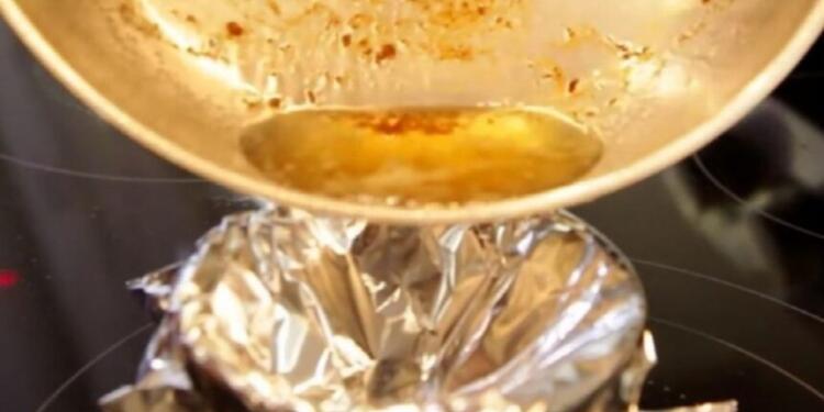 Mετά το τηγάνισμα Ρίχνει το ελαιόλαδο μέσα σε αλουμινόχαρτο !! Ο λόγος … Θα σας λύσει τα χέρια