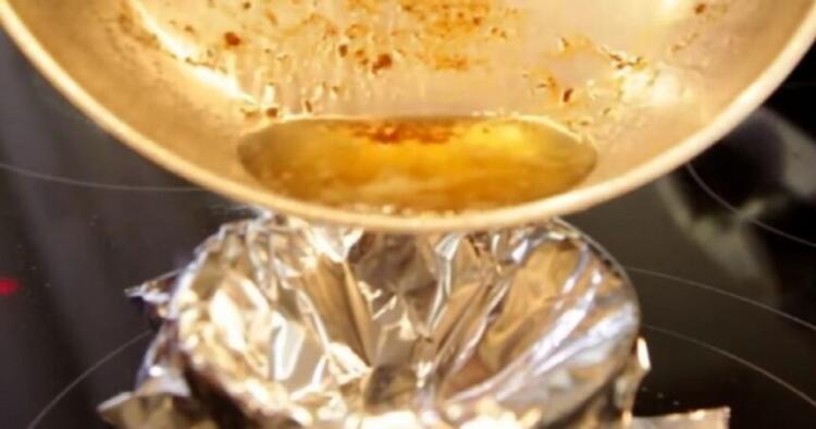 Mετά το τηγάνισμα Ρίχνει το ελαιόλαδο μέσα σε αλουμινόχαρτο !! Ο λόγος … Θα σας λύσει τα χέρια