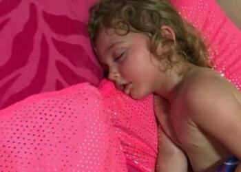 Μητέρα βρίσκει ξαφνικά την κόρη της λιπόθυμη στο κρεβάτι – Τώρα προειδοποιεί όλους τους γονείς για αυτήν τη θανάσιμη απειλή!