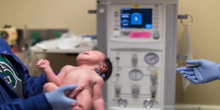 Γυναίκα γέννησε και έδωσε το παιδί για υιοθεσία όταν έμαθε απο που ήταν ο δότης