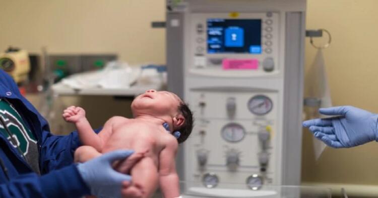 Γυναίκα γέννησε και έδωσε το παιδί για υιοθεσία όταν έμαθε απο που ήταν ο δότης