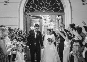 Συγγενείς και φίλοι μαζεύτηκαν για την φωτογραφία του γάμου – Πριν τη βγάλουν συνέβη το απόλυτο σοκ με την νύφη