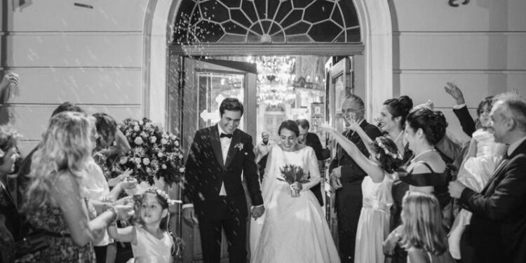 Συγγενείς και φίλοι μαζεύτηκαν για την φωτογραφία του γάμου – Πριν τη βγάλουν συνέβη το απόλυτο σοκ με την νύφη