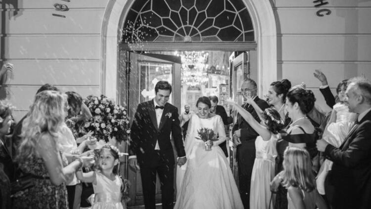 Συγγενείς και φίλοι μαζεύτηκαν για την φωτογραφία του γάμου – Πριν τη βγάλουν συνέβη το απόλυτο σοκ με την νύφη