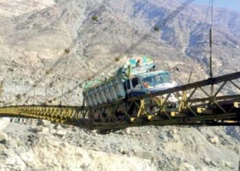 Πακιστάν: Η γέφυρα Alam η πιο επικίνδυνη στον κόσμο – Οι οδηγοί την τρέμουν (Βίντεο)