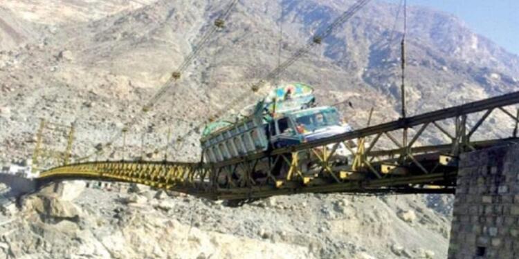 Πακιστάν: Η γέφυρα Alam η πιο επικίνδυνη στον κόσμο – Οι οδηγοί την τρέμουν (Βίντεο)