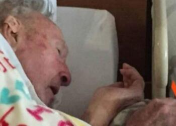 Λίγο πριν πεθάνει ο 95χρονος παππούς της τράβηξε αυτή την φωτογραφία – Μόλις δείτε τι κρατάει στα χέρια του θα δακρύσετε (Video)