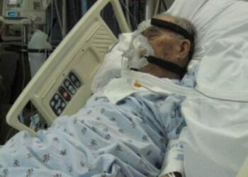 Στεκόταν δίπλα στον παππού και λίγο πριν πεθάνει άνοιξε η πόρτα – Πάγωσε όταν είδε ποιος είναι