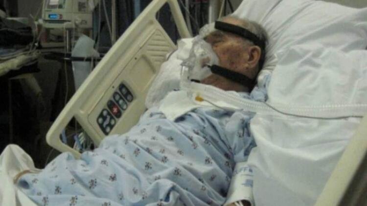 Στεκόταν δίπλα στον παππού και λίγο πριν πεθάνει άνοιξε η πόρτα – Πάγωσε όταν είδε ποιος είναι