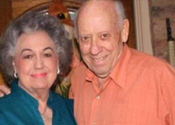 Αυτός ο παππούς επισκέπτεται τον τάφο της γυναίκας του κάθε μέρα…Δεν φαντάζεστε όμως τι κάνει εκεί!