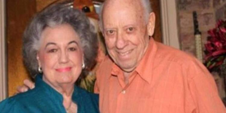 Αυτός ο παππούς επισκέπτεται τον τάφο της γυναίκας του κάθε μέρα…Δεν φαντάζεστε όμως τι κάνει εκεί!