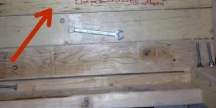 Πριν από μερικούς μήνες πέθανε ο πατέρας του! Παθαίνει σοκ με αυτό που βρίσκει κάτω από το γραφείο του!