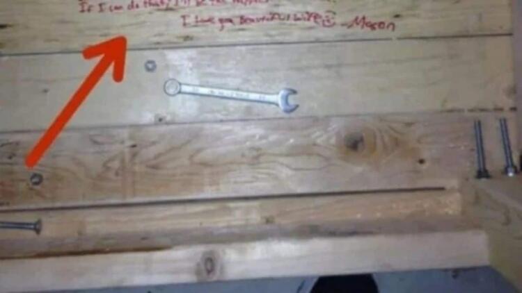 Πριν από μερικούς μήνες πέθανε ο πατέρας του! Παθαίνει σοκ με αυτό που βρίσκει κάτω από το γραφείο του!