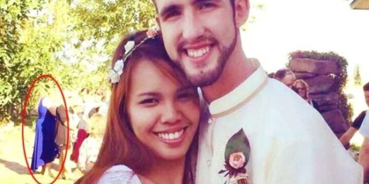 Μοιάζει μια φυσιολογική selfie φωτογραφία ενός ζευγαριού! Παρατηρήστε την όμως καλύτερα και θα ανατριχιάσετε!