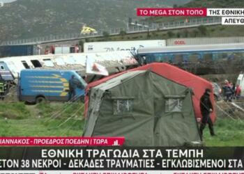 Τραγωδία Τέμπη: «Πού μπορώ να μάθω εάν ζει το παιδί μου;» – Τραγική φιγούρα μητέρας έξω από τον σταθμό