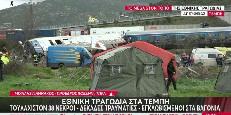 Τραγωδία Τέμπη: «Πού μπορώ να μάθω εάν ζει το παιδί μου;» – Τραγική φιγούρα μητέρας έξω από τον σταθμό