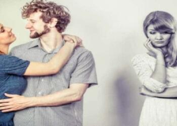 Η γυναίκα του, του ζήτησε να βγάλει για φαγητό μια άλλη γυναίκα. Μόλις του το ανακοίνωσε τα έχασε…