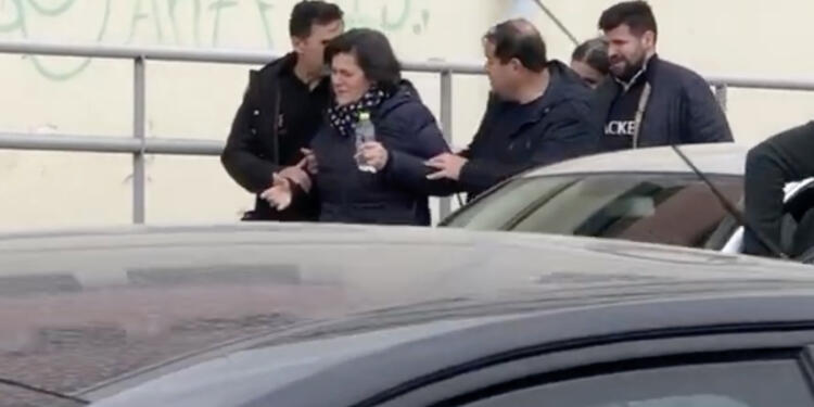 «Που είναι το κορίτσι μου;»: Ποιος θα απαντήσει στην σπαρακτική κραυγή της μάνας για τη νεκρή της κόρη