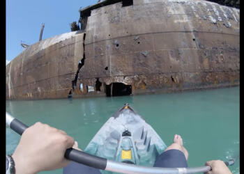 Άντρας μπήκε με τη βάρκα του σε ένα εγκαταλελειμμένο πλοίο και κατέγραψε απίστευτες εικόνες