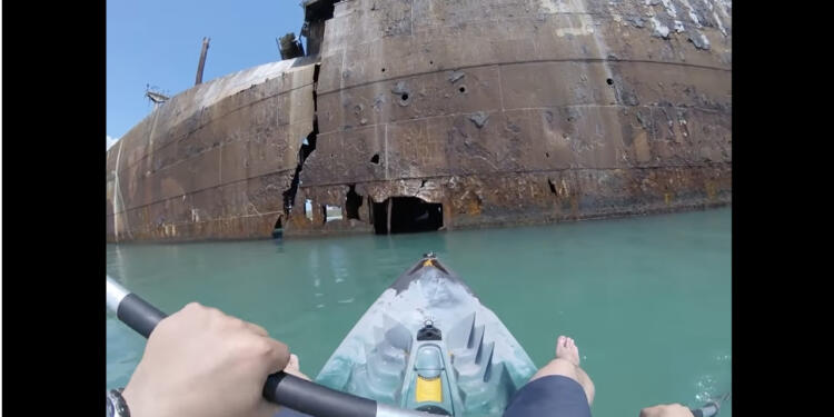 Άντρας μπήκε με τη βάρκα του σε ένα εγκαταλελειμμένο πλοίο και κατέγραψε απίστευτες εικόνες