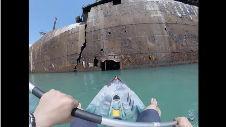 Άντρας μπήκε με τη βάρκα του σε ένα εγκαταλελειμμένο πλοίο και κατέγραψε απίστευτες εικόνες