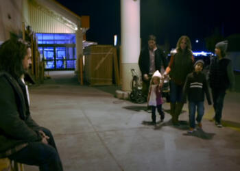 Μια Οικογένεια προσπερνά έναν άστεγο, Αυτό που θα του κάνει ο πατέρας αλλάζει τις ζωές τους για Πάντα.