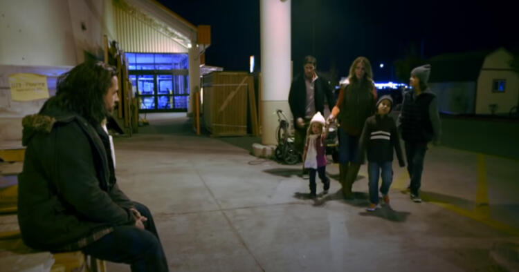 Μια Οικογένεια προσπερνά έναν άστεγο, Αυτό που θα του κάνει ο πατέρας αλλάζει τις ζωές τους για Πάντα.