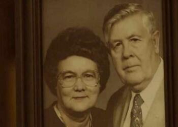 Αυτή η γιαγιά πέθανε μετά από 67 χρόνια γάμου – Όταν ο ζωντανός σύζυγός της ανοίγει έναν παλιό τηλεφωνικό κατάλογο, ανακαλύπτει κάτι συγκλονιστικό!