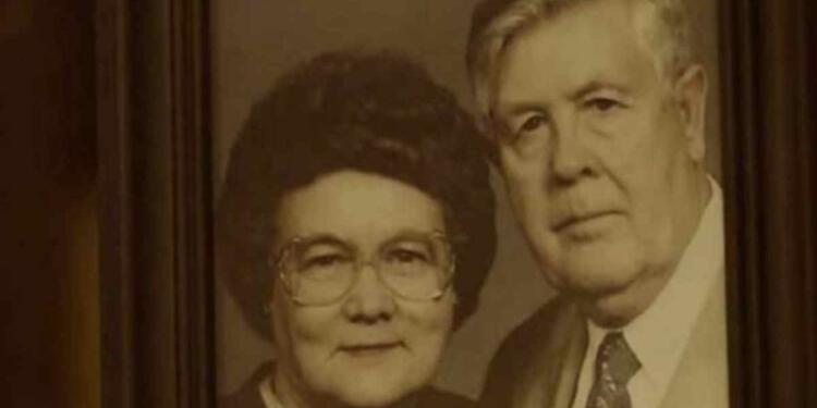 Αυτή η γιαγιά πέθανε μετά από 67 χρόνια γάμου – Όταν ο ζωντανός σύζυγός της ανοίγει έναν παλιό τηλεφωνικό κατάλογο, ανακαλύπτει κάτι συγκλονιστικό!