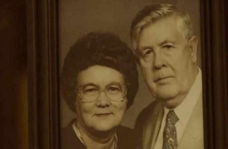 Αυτή η γιαγιά πέθανε μετά από 67 χρόνια γάμου – Όταν ο ζωντανός σύζυγός της ανοίγει έναν παλιό τηλεφωνικό κατάλογο, ανακαλύπτει κάτι συγκλονιστικό!