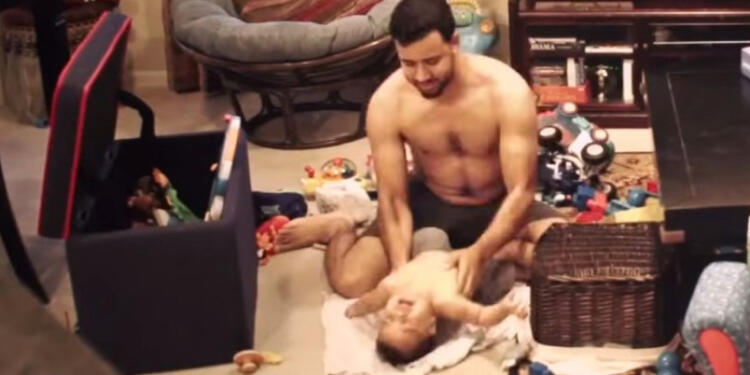 Μια Κρυφή Κάμερα ήταν η αιτία να Μάθει τι Έκανε ο Πατέρας με τον Γιο της! Η Αντίδραση της ..