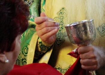 Πότε δεν επιτρέπεται Θεία Κοινωνία σε γυναίκες;