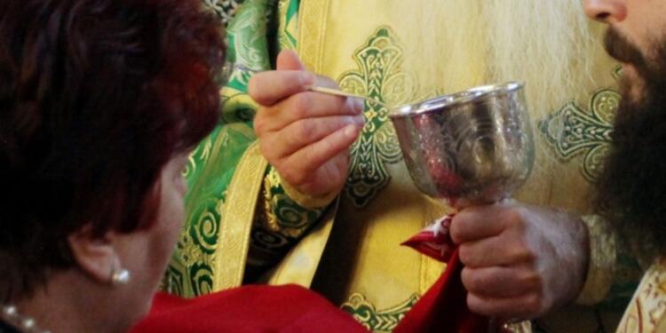 Πότε δεν επιτρέπεται Θεία Κοινωνία σε γυναίκες;