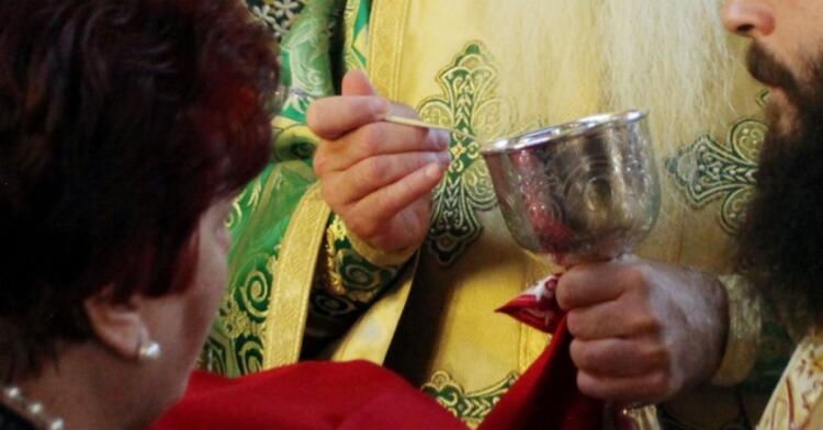 Πότε δεν επιτρέπεται Θεία Κοινωνία σε γυναίκες;