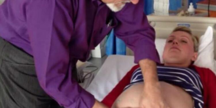 Γιατρός πιέζει την κοιλιά της εγκύου και της κάνει μαλάξεις για 2 λεπτά – Αυτό που συμβαίνει στη συνέχεια θα σας σοκάρει (Video)