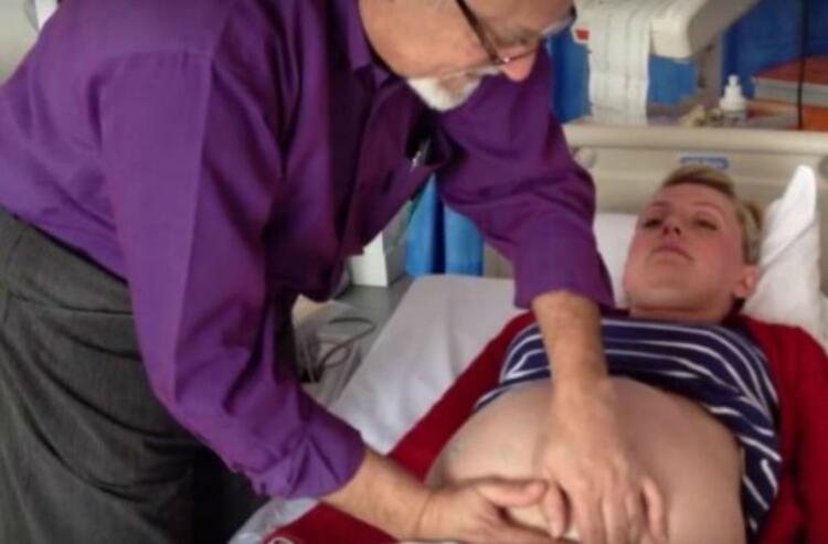 Γιατρός πιέζει την κοιλιά της εγκύου και της κάνει μαλάξεις για 2 λεπτά – Αυτό που συμβαίνει στη συνέχεια θα σας σοκάρει (Video)