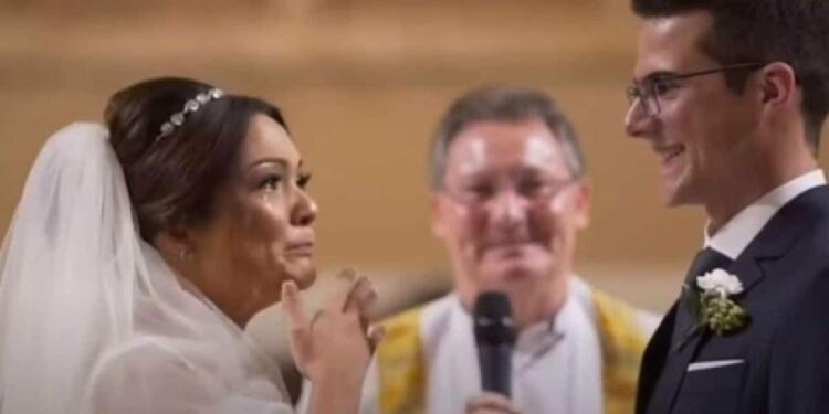 Γαμπρός κρατούσε για έκπληξη τα παρανυφάκια του γάμου τους – Μόλις τα είδε η νύφη έβαλε τα κλάματα!