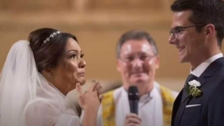 Γαμπρός κρατούσε για έκπληξη τα παρανυφάκια του γάμου τους – Μόλις τα είδε η νύφη έβαλε τα κλάματα!