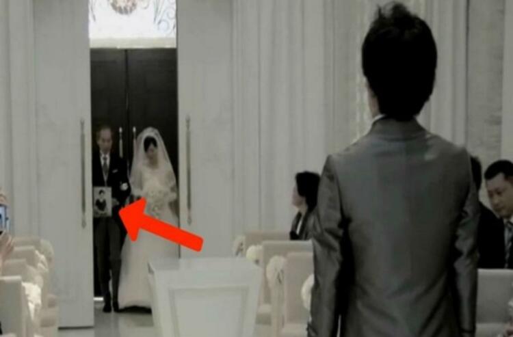 Η μητέρα της πέθανε 2 μήνες πριν παντρευτεί – Αυτό που συνέβη στον γάμο είναι ανατριχιαστικό