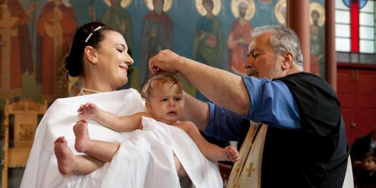 «Ο νονός δεν είναι μόνο για τα δώρα – είναι ο πνευματικός γονιός που στηρίζει και καθοδηγεί το παιδί»