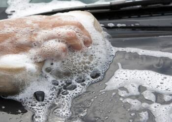 Τσουχτερό πρόστιμο σε όσους πλένουν το αυτοκίνητο τους στο δρόμο