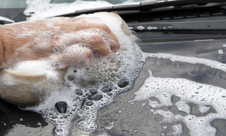Τσουχτερό πρόστιμο σε όσους πλένουν το αυτοκίνητο τους στο δρόμο