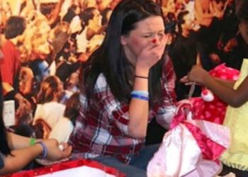 Ο γιος της πέθανε το 2013 – Τρία χρόνια μετά ένα μικρό κορίτσι της λέει να πατήσει το κουμπί στο αρκουδάκι (Video)