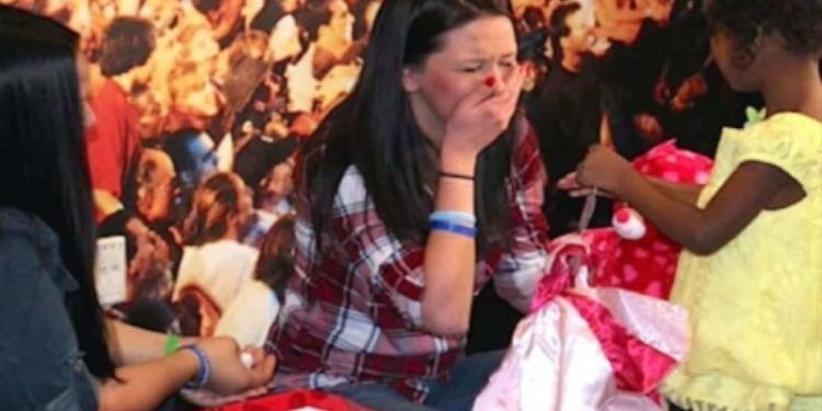 Ο γιος της πέθανε το 2013 – Τρία χρόνια μετά ένα μικρό κορίτσι της λέει να πατήσει το κουμπί στο αρκουδάκι (Video)